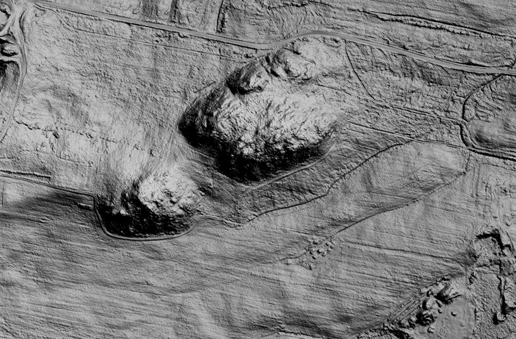 Modèle numérique de terrain en ombrage, révélant le relief et les chemins sous la végétation