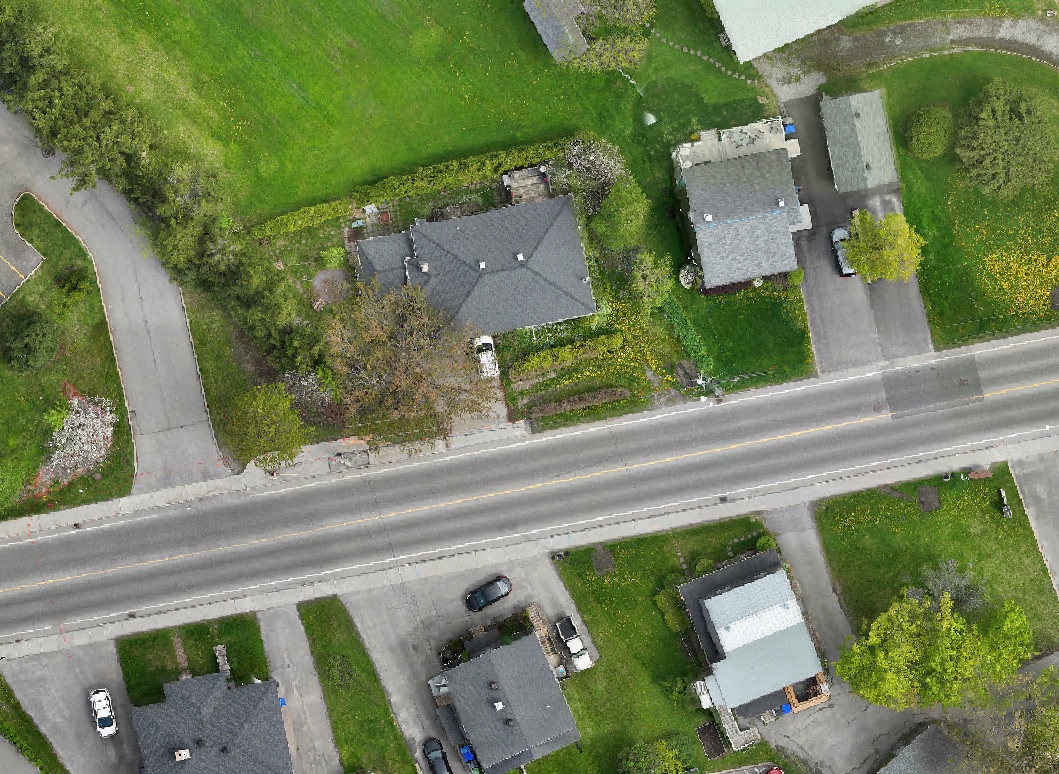 Orthophotographie verticale haute résolution d'un secteur résidentiel et de sa rue