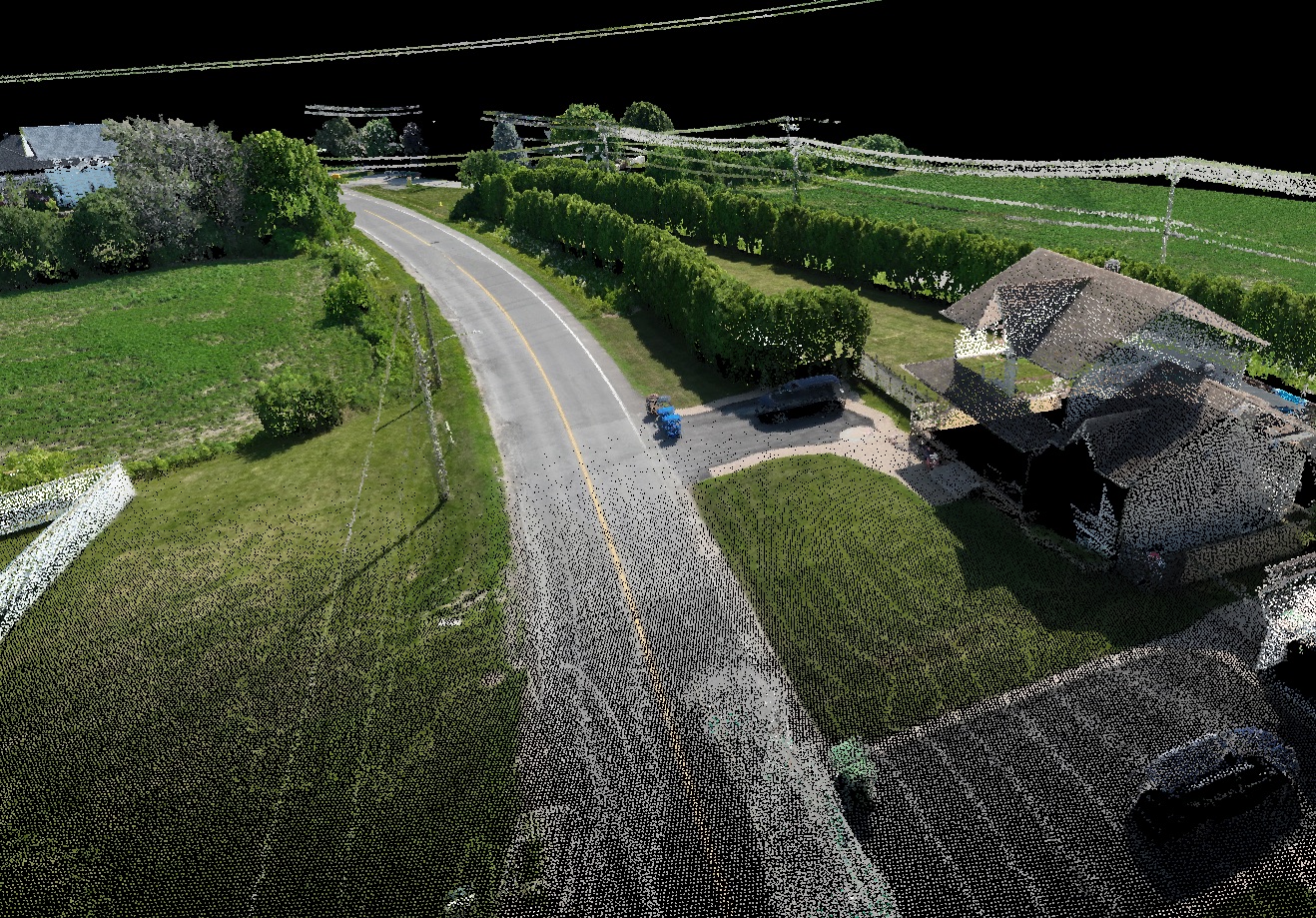 Nuage de points LiDAR colorisé d'une route de campagne, de ses arbres et de ses fils électriques