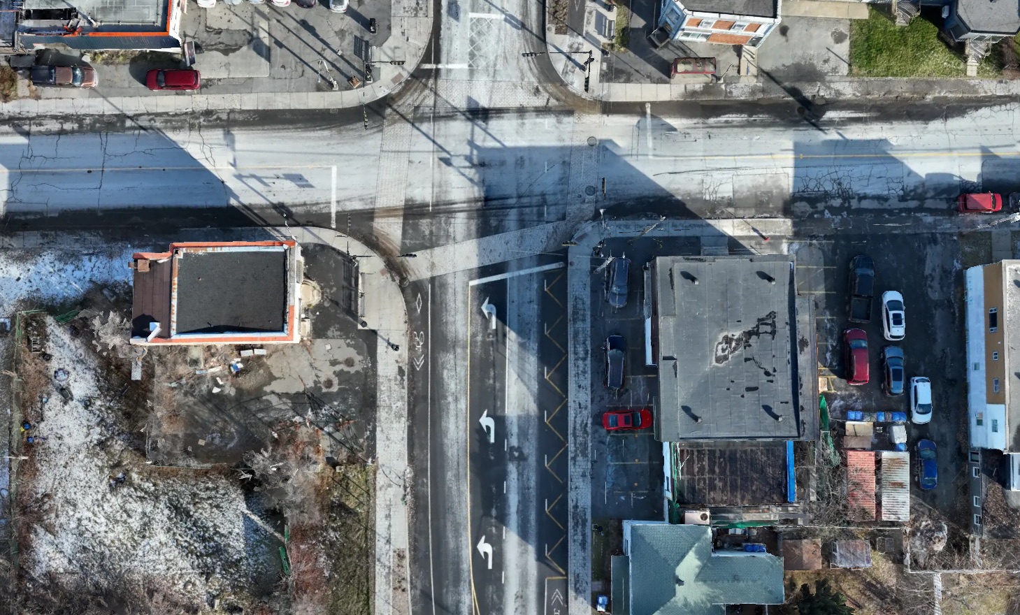 Orthophotographie verticale d'une intersection routière, marquage au sol et trottoirs lisibles